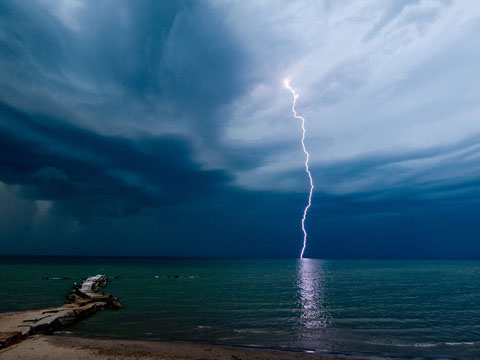 周公解梦梦见打雷下雨是什么意思 做梦梦到打