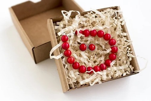 本命年红绳最好谁送，红手绳的佩戴禁忌