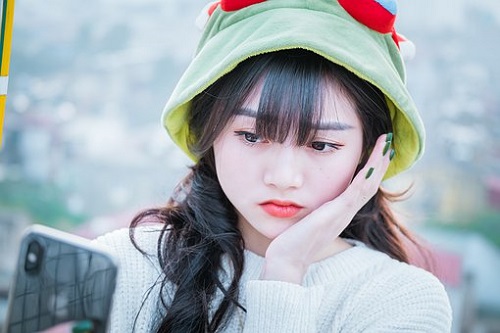 面带佛像的女人，什么类型的女人面带佛像