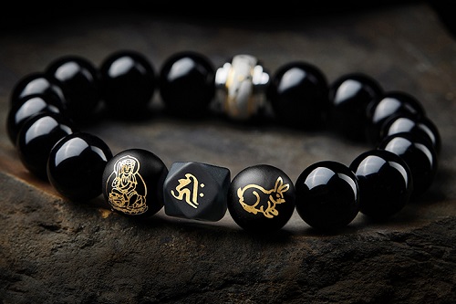 2023年属兔男本命年戴什么转运，兔年本命年男性佩戴什么生肖