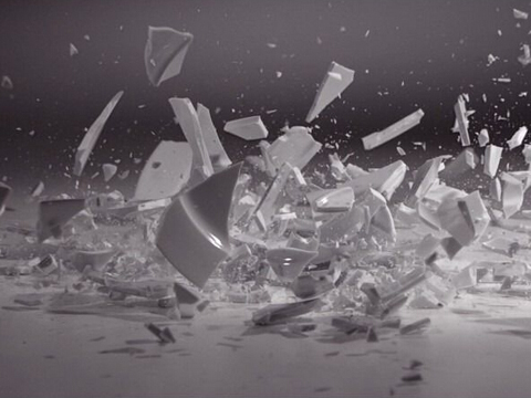 梦境解析，晚上梦见玻璃破碎的象征意义与内心映射