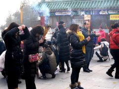 上香时被香灰烫了手是什么意思