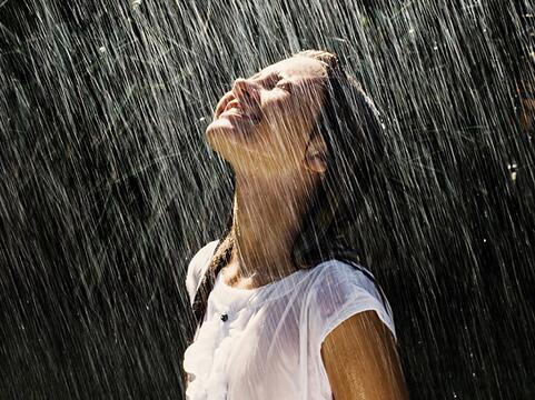 己婚女人梦见下倾盆大雨流到店里，解读梦境中的情感与预兆