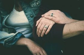 属兔会被属狗的抛弃吗，二者结婚好不好